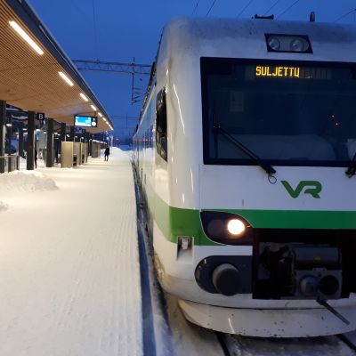 Suljettu juna seisoo asemalla