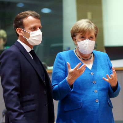 Ranskan presidentti Emmanuel Macron, Saksan liittokansleri Angela Merkel ja Suomen pääministeri Sanna Marin EU:n huippukokouksessa Brysselissä.