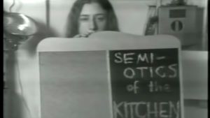 Skärmdump från Martha Roslers "Semiotics of the Kitchen" från 1975. Skärmdump från Martha Roslers videoinstallation "Semiotics of the Kitchen".