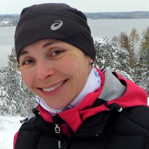 Lappträsk idrottare har motionerat utomhus under nedstängningen, säger Maria Vickholm. Arkivbild Leende kvinna i vinterlandskap.