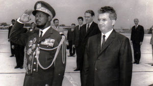 Kaksi diktaattoria. Keski-Afrikan Bokassa ja Romanian Ceausescu Bukarestin lentokentällä. Keski-Afrikan keisari Bokassa Bukarestissa
