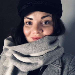 Enligt Sonja Hakala ser Tier till att elsparkcyklarna konstant får service och utvecklas mot allt tryggare fordon. Sonja Hakala, en ung dam med tjock grå halsduk och svart hatt.