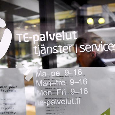 Työnhakija TE-toimistossa Helsingissä.