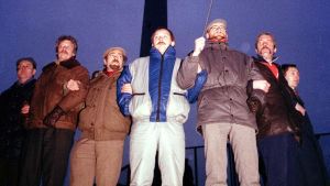 Tusentals litauer samlades vid TV-tornet i Vilnius natten mellan den 12 och 13 januari 1991 för att hålla sovjetiska soldater utanför. Natten slutade med att sovjetiska trupper öppnade eld och 14 litauer omkom. Civila står samlade för att försvara TV tornet i Vilnius, januari 1991.