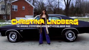 Titeln på SVTs dokumentär om Christina Lindberg. Christina Lindberg: poserar framför en svart bil iklädd lång kappa och svart ögonlapp och på en textplansch på bilden står det: Christina Lindberg The Original Eyepatch-Wearing Butt Kicking Movie Babe