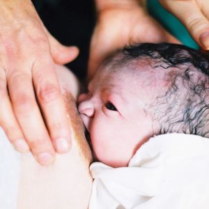 Vauva syö äidin tissistä synnytyksen jälkeen