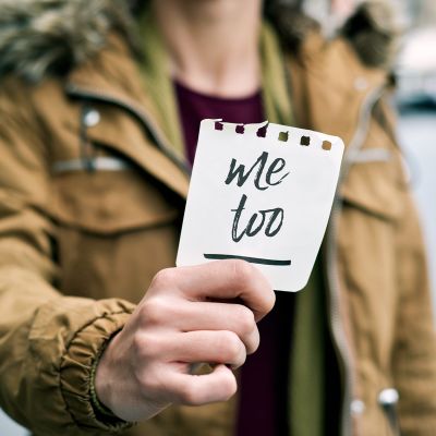 mies pitää metoo -lappua