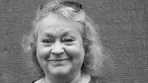 Helena Ryti från playbackteatergruppen vid Q-teatteri medverkar i föreställningarna ”Elämän rajalla”, och ”Vid livets gräns”. Skådespelaren och musikern Helena Ryti från Tarinateatteri medverkar i föreställningen ”Elämän rajalla”, som översatt: ”Vid livets gräns”. 2021.