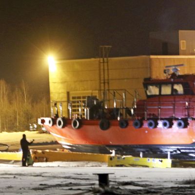 Meren pohjasta ylös nostettu luotsivene L-242 Tolkkisten satamassa Porvoossa tiistai-iltana.
