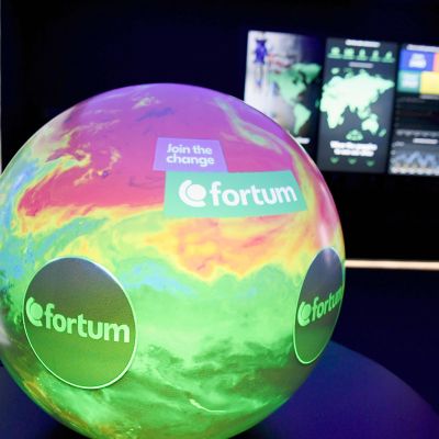 Fortumin interaktiivinen maapallo yhtiön showroom-tiloissa osavuosikatsauksen tiedotustilaisuudessa Fortumin pääkonttorilla Espoossa.