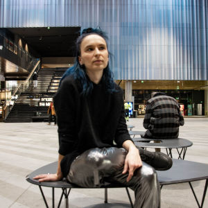 Med debutsingeln ute siktar Raunio på följande singel och därefter ett helt album. Emam Raunio sitter på bänk i stor hall i köpcentret Tripla 5.2.2020.