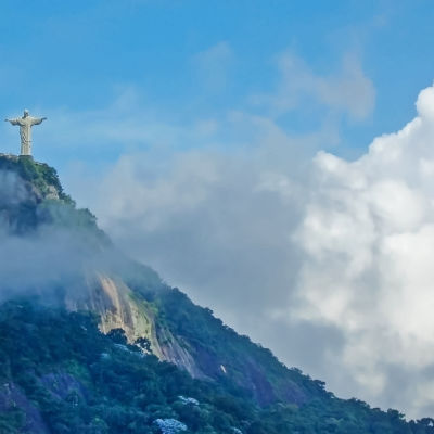 Jesus-statyn på bergstoppen i Rio De Janeiro i Brasilien