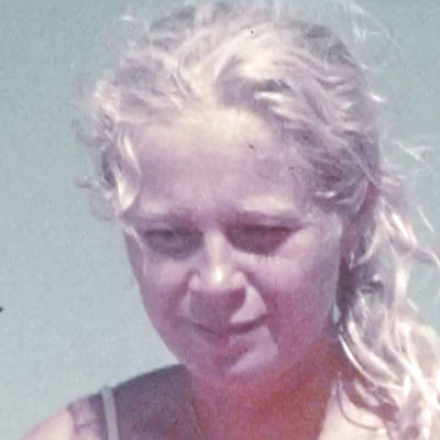 Maria Björnstam 1973 ombord på flotten Acali. Endast ansiktet syns mot blå himmel.