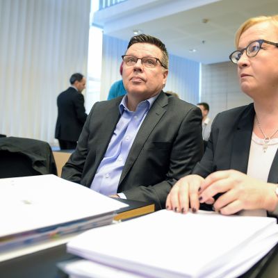 Jari Aarnio ja asianajaja Riitta Leppiniemi.