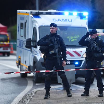 Poliisit partioivat paikalla jossa puukkohyökkäys tapahtui Villejuifin kaupungissa perjantaina.