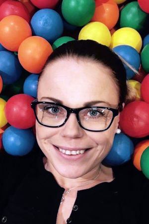 Det är fart och fläkt kring Mirella Puotila tack vare hennes adhd. Mirella Puotila i bollhav.