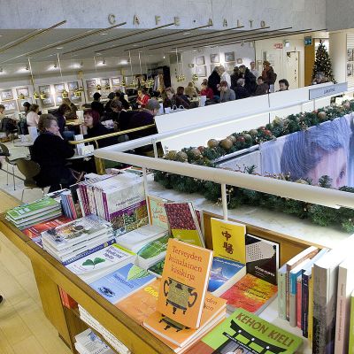 nainen akateemisessa kirjakaupassa