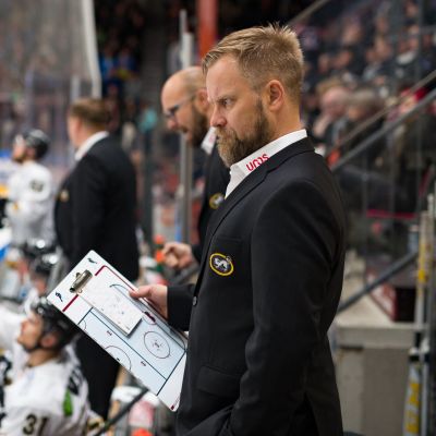 Kärppien päävalmentaja Mikko Manner.