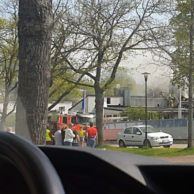 Bild på brandhärjat Motellet i Ekenäs 