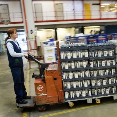 Täytyykö valtion valmistaa viinaa? Valtiollisen alkoholiyhtiön Altian pörssilistautumista on uumoiltu jo pitkään. Kuvassa Rajamäen viinatehdas.