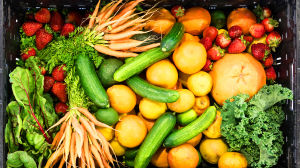 Låda med frukt och grönsaker