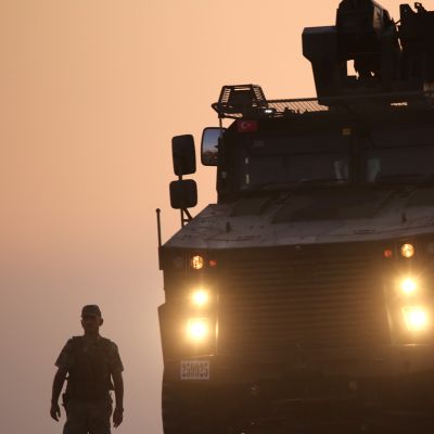Turkin sotilaita auringonlaskussa
