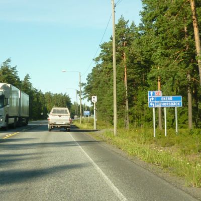 Bilar på riksväg 25 i Raseborg vid övervakningskameran i Horsbäck.