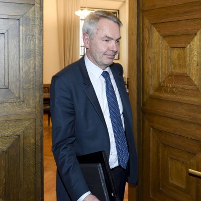 Vihreiden kansanedustaja Pekka Haavisto poistuu vihreiden eduskuntaryhmän kokouksesta eduskunnassa Helsingissä torstaina 25. lokakuuta