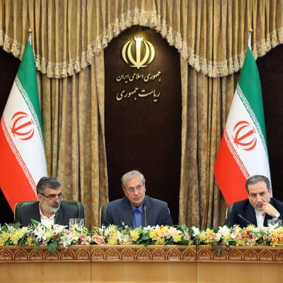Kuvassa vasemmalta: Iranin atomienergiajärjestön johtaja Behrouz Kamalvandi, hallituksen tiedottaja Ali Rabiei ja varaulkoministeri Abbas Araghchi.