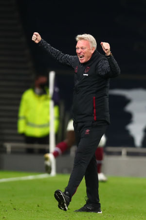 Klackarna i taket. West Hams tränare David Moyes firar kvitteringen. Klackarna i taket. West Hams tränare David Moyes firar kvitteringen.