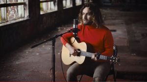Gravel That We Were med Paul Elias (musikvideo) Paul Elias sitter på en stol o sjunger med sin gitarr