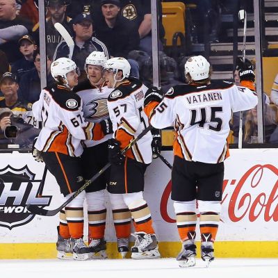 Anaheim Ducks juhlii maalia.