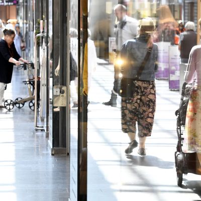 kuluttajia kauppakeskuksessa