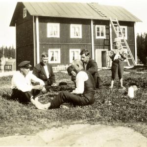 Samling utanför arbetarbostad. 