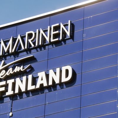 Ilmarisen kyltti rakennuksessa Helsingissä.