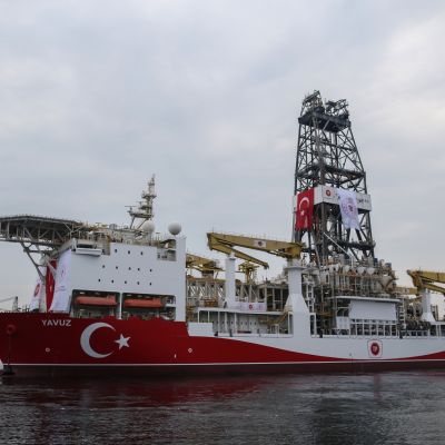 Turkkilainen porausalus Yavuz matkalla poraamaan Kyproksen edustalle kesäkuussa 2019.