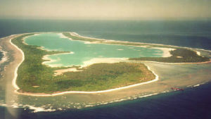 Nikumaroro hette 1937 ännu Gardner Island. Ön tillhör Phoenixöarna, en del av havsstaten Kiribati, och är den nu ledande teorin över var Amelia Earhart levde sina sista dagar. Nikumaroro