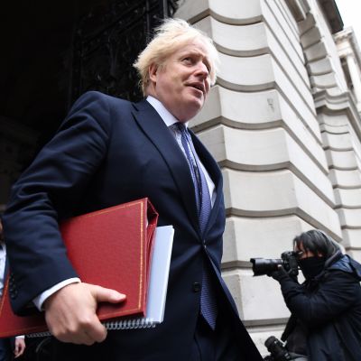 Boris Johnson poistumassa virka-asunnoltaan Downing street 10:stä.