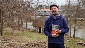 Matias Kaihovirta skrev sin avhandling om bruksarbetarnas politiska agerande i Billnäs åren 1900 till 1920. Nu ligger fokus på politikern Karl H. Wiik. Matias Kaihovirta får pris för sin doktorsavhandling om Billnäs bruk, Oroliga för framtiden.