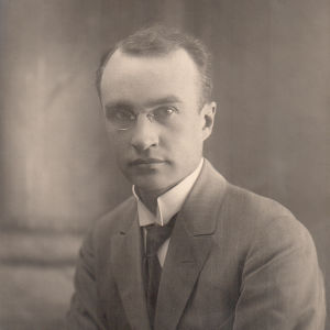 Allan Törnudd var bibliotekarie vid Åbo Akademi och föreläste i filosofi. Bilden är från 1926. Allan kände John Engblom sedan barndomen, de hade gått i samma skola i Åbo klassiska lyceum och hörde till samma skyddskårsförband. Allan Törnudd var bibliotekarie vid Åbo Akademi och valdes 1927 till ordförande för studentkåren.