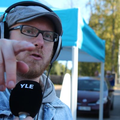 Mikko Maasola juontaa suoraa lähetystä Multialta.