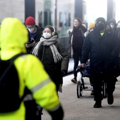 Kasvomaskia käyttäviä matkustajia Helsingin Rautatieasemalla 10. maaliskuuta 2021.