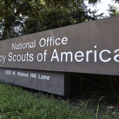 Boy Scouts of American kyltti järjstön päämajan edustalla.