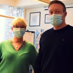 Britt-Mari Norrbacka och Christoffer Sourander i lärarrummet i skolan.