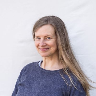 en kvinna i 40-års åldern med ljusthår som ler mot kameran.