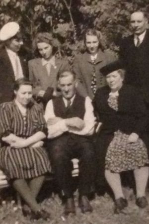 Agneta Rahikainens mamma Anna-Lisa stående i mitten tillhöger, mormor Axa Johanna sittande till vänster, i mitten morfar Kalle. Omkring 1949. Litteraturvetaren, författaren Agneta Rahikainens mamma Anna-Lisa stående i mitten tillhöger, mormor Axa Johanna sittande till vänster, i mitten morfar Kalle. Omkring 1949.