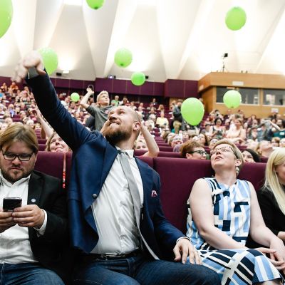 Touko Aalto Vihreiden puoluekokouksessa.