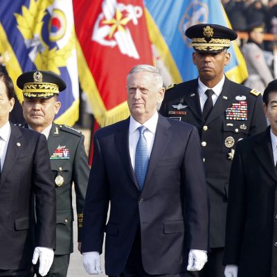 James Mattis keskellä.