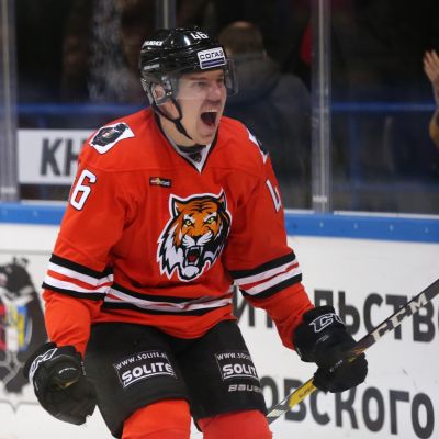 Teemu Ramstedt tuulettaa Amur Habarovskin paidassa.