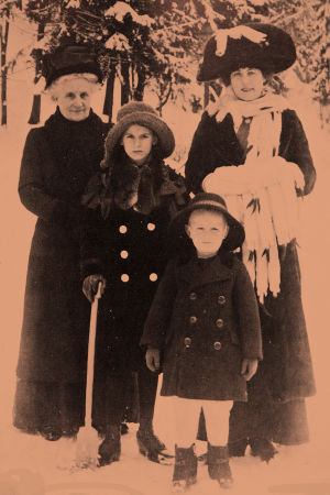 Aino Ackté, ätinsä ja lastensa kanssa noin 1914.